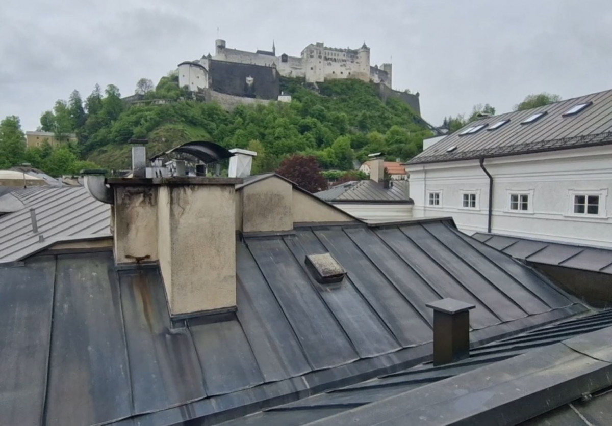 Klimageräte auf dem Dach eines Altstadt-Hotels in Salzburg
